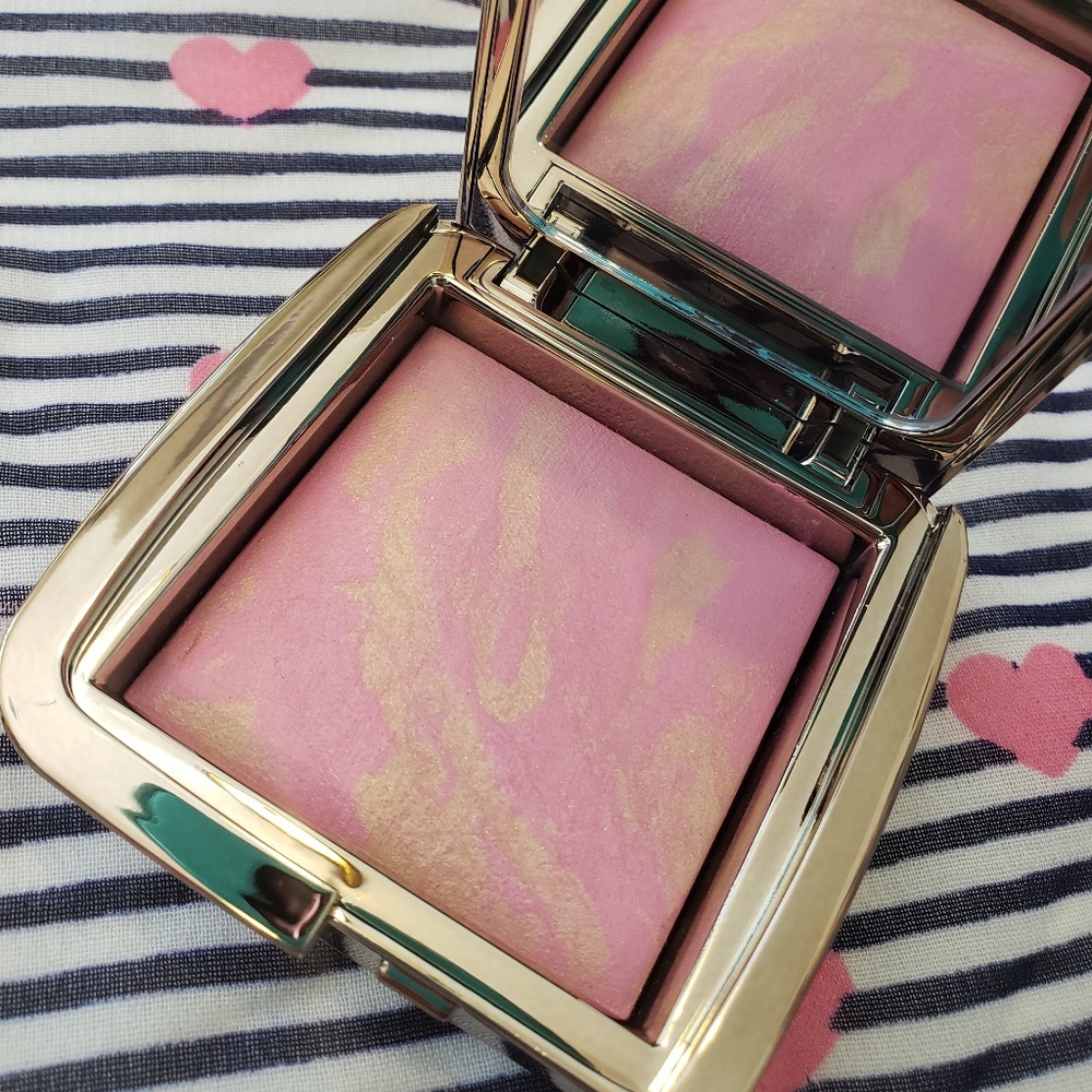 Hourglass lighting blush